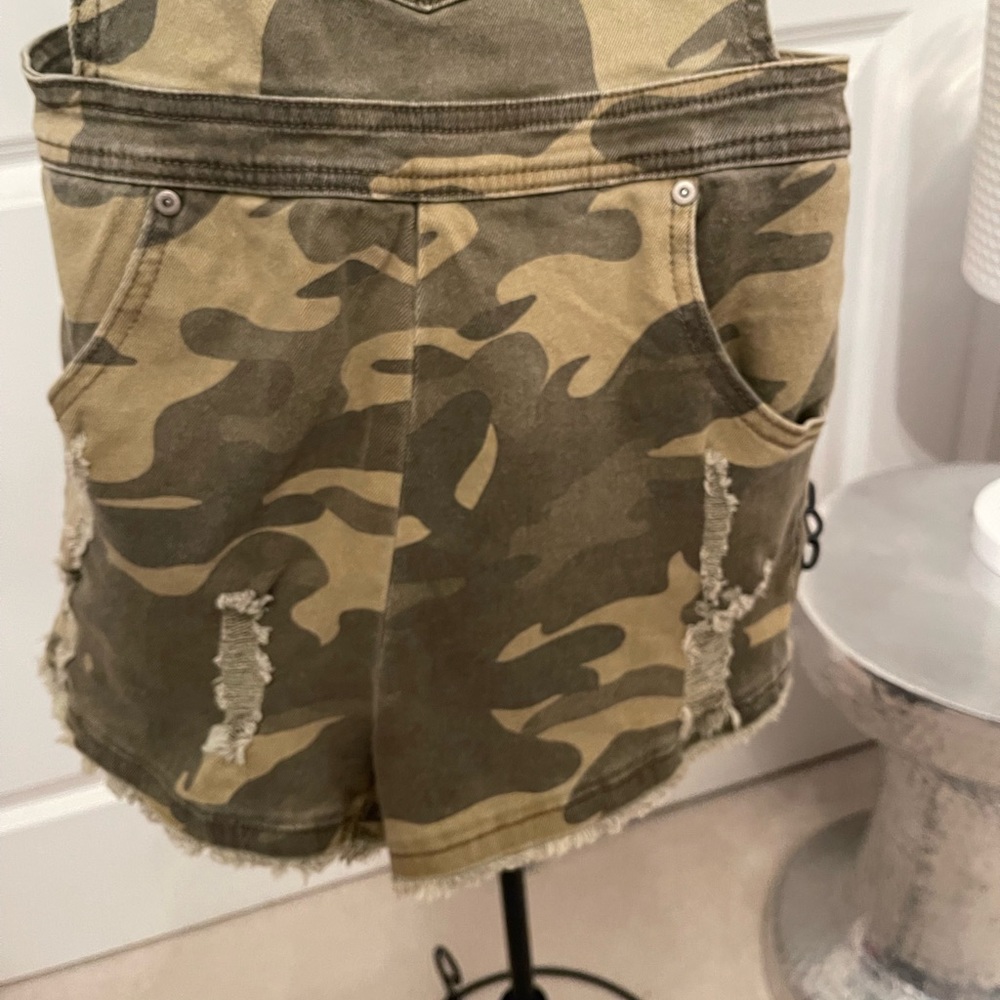 Camouflage overalls shorts. Never worn - Picture 3 of 3